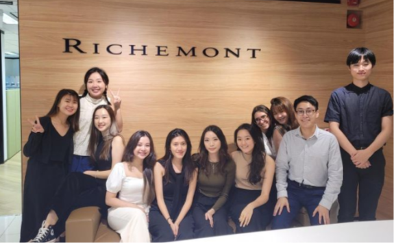 A group photo of Richemont & Roger Dubuis with EHL students in Singapore